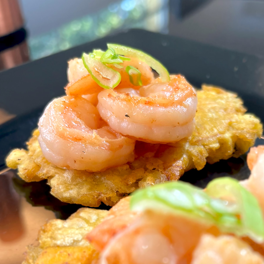 CAMARONES AL AJILLO SOBRE TOSTONES  - 