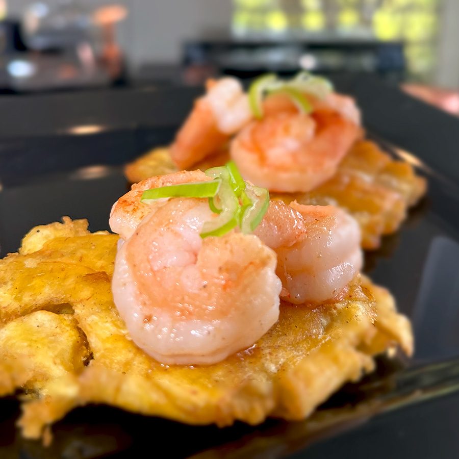 CAMARONES AL AJILLO SOBRE TOSTONES  - 