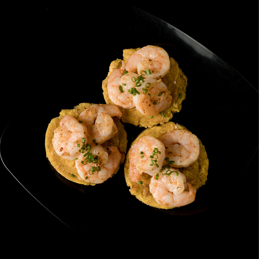 CAMARONES AL AJILLO SOBRE TOSTONES  - 