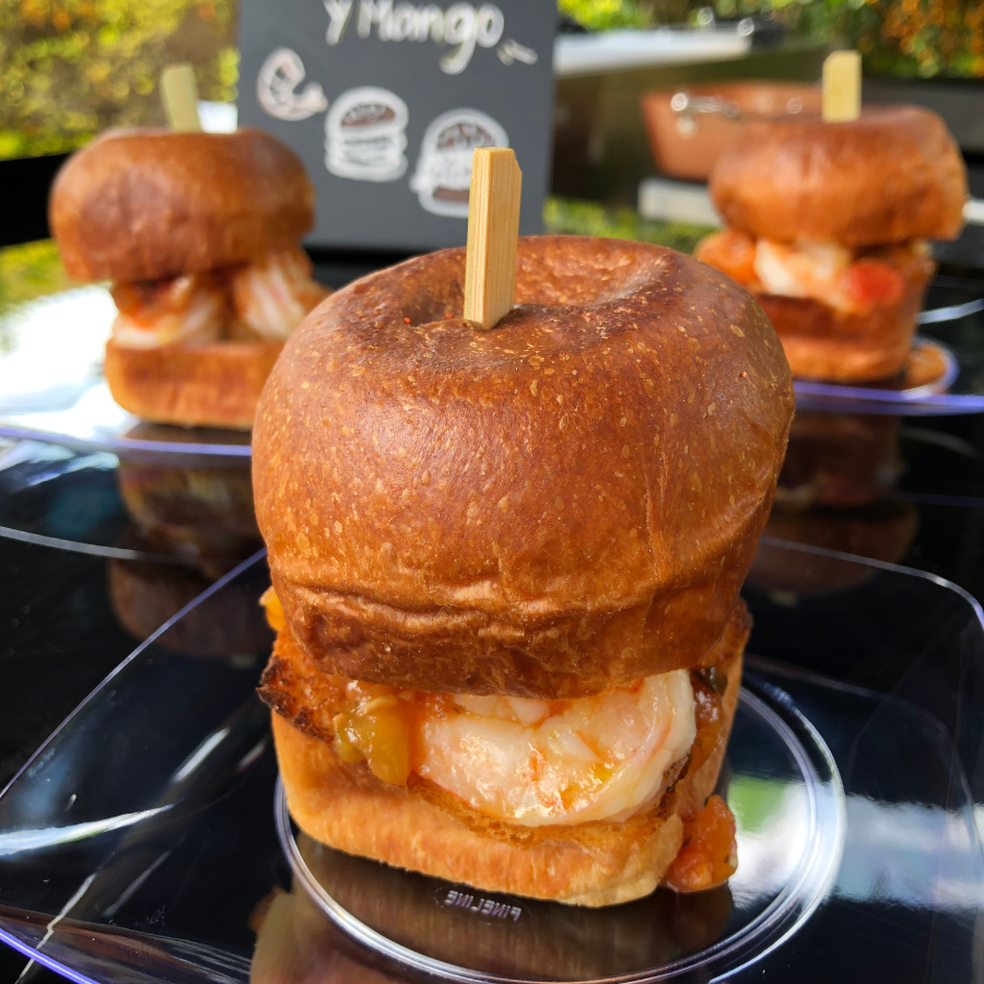 CAMARONES EN BRIOCHE Y MANGO  - 