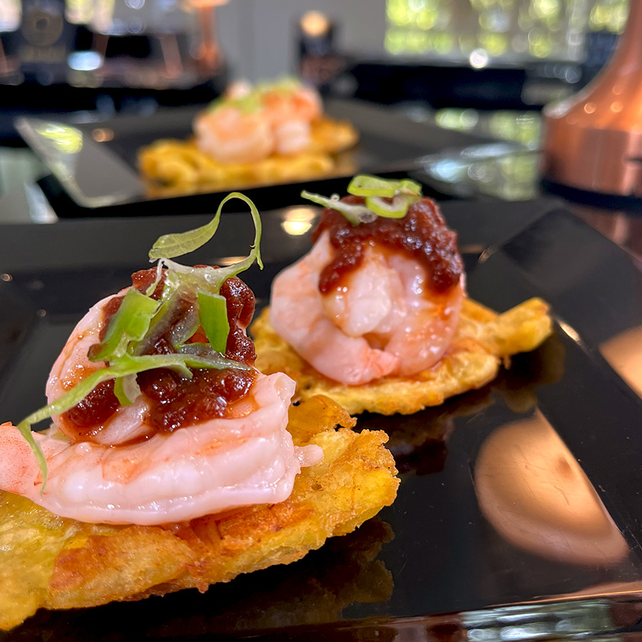 CAMARONES NEW ENGLAND SOBRE TOSTONES  - 